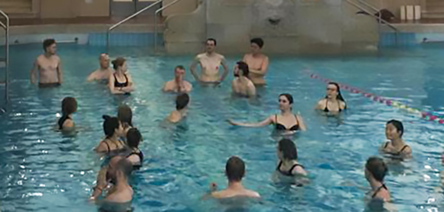 Foto: Klasse Hildebrandt bei der Generalprobe für eine Fotoarbeit von Roland Fischer („Wir schwimmen alle im gleichen Wasser“)