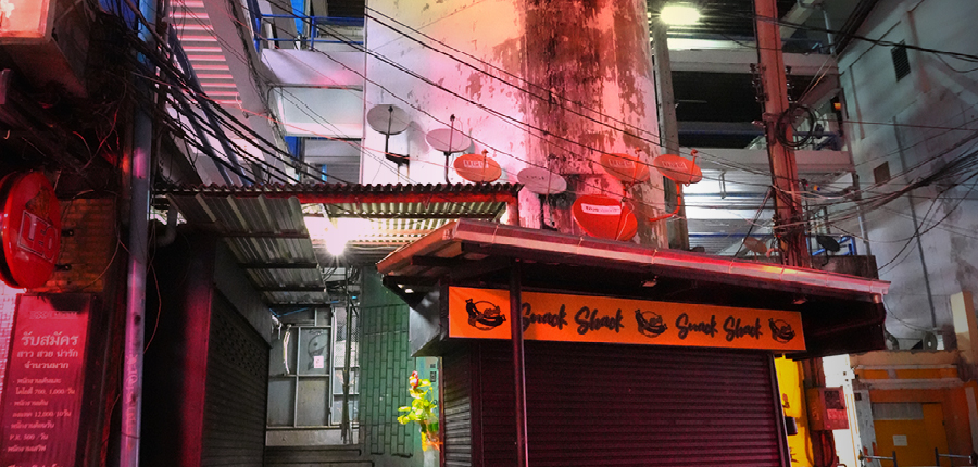 Tracey Snelling, Patpong, 2023, photograph, courtesy of the artist and Studio la la Città, Verona